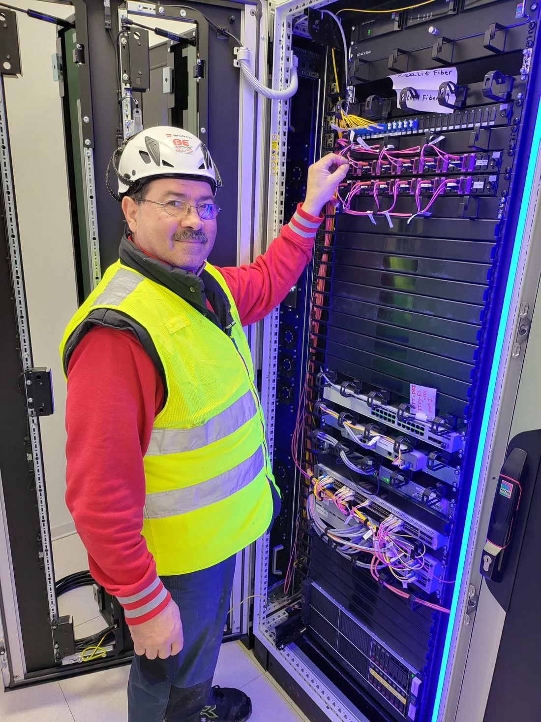 Rack di rete con permutatori e tratte in fibra ottica